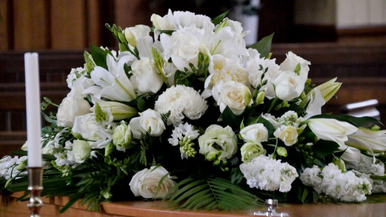 Expressing Sympathy with Elegance: A Guide to Thoughtful Funeral Flowers
